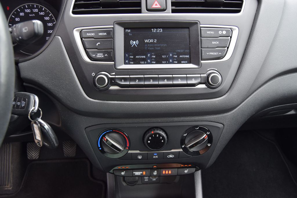 Hyundai i20 1.0 T-GDI 74kW,Parks,Sitz&Lenkradh,LM,Felg,,, Schaltgetriebe, aus dem Bestand von Hölscher Automobile Nordkirchen-Capelle — Ansicht 10