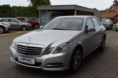 Mercedes-Benz E 200 Limousine, Automatik, aus dem Bestand von Hölscher Automobile Nordkirchen-Capelle — Ansicht 3